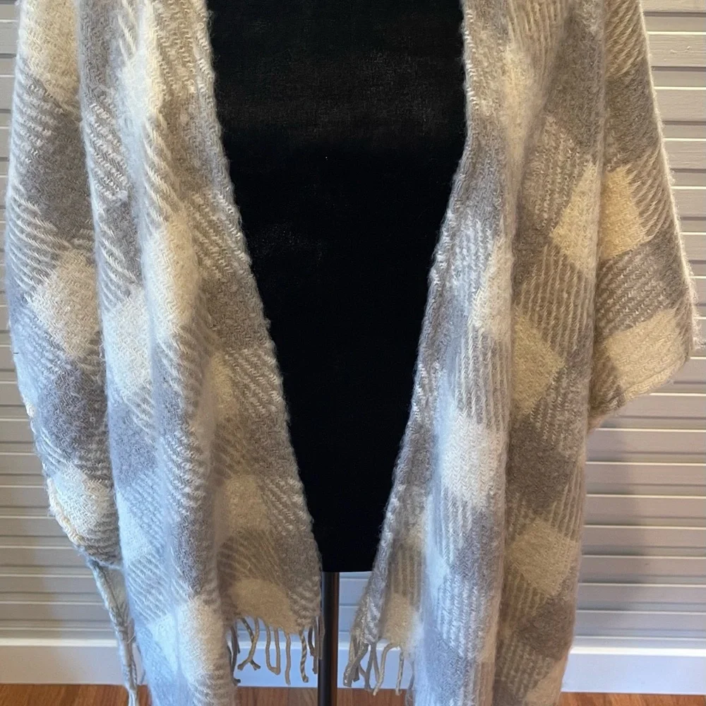 NWT Tan and Gray Lauren Conrad Fringe Knit Cape Poncho One Size - Picture 6 of 12